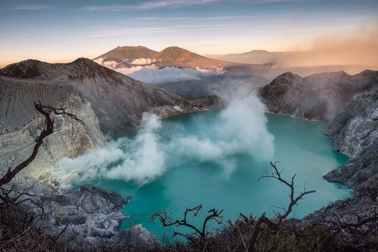 Petualangan Seru di Kawah Ijen Blue Fire yang Memesona